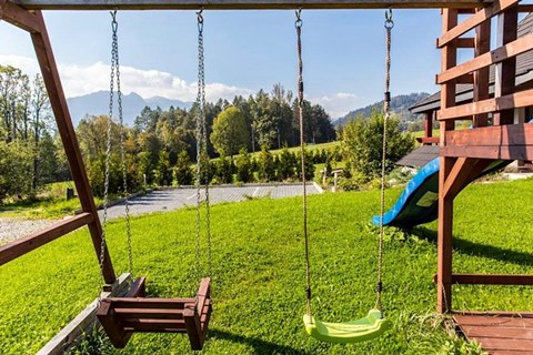 domek Cisza nad Doliną - widok na Tatry z placu zabaw